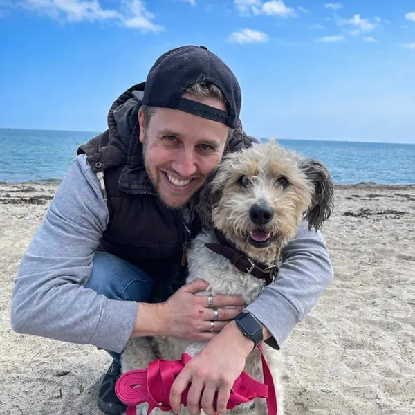 Hundetrainer Michael mit Hund Lio am Strand in Norddeutschland