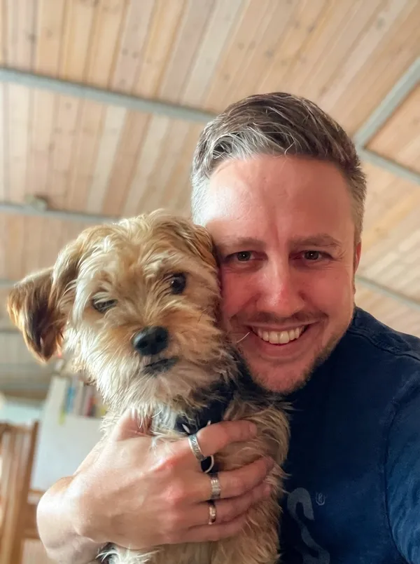 Hundetrainer Michael mit Hund Maxi bei der Arbeit